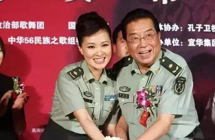 李双江与前妻家庭合照被扒,前妻气质惊人比梦鸽还美大儿子超帅!