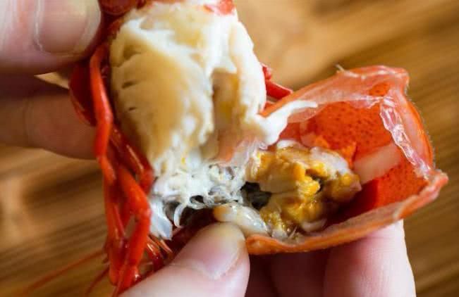 小龙虾不好剥壳?学会这三个小技巧,两秒钟剥一个