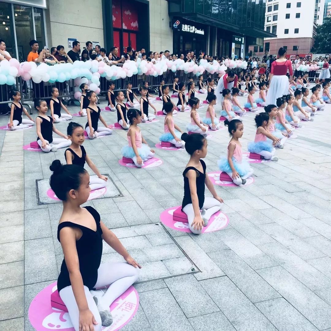 花雨舞蹈明星宝贝百人站砖汇演