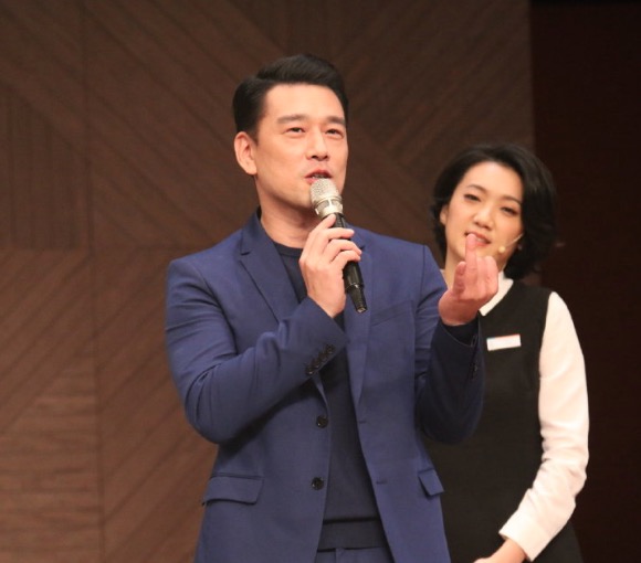 而且王耀庆还是香港唯一个影视歌满贯艺人古天乐的御用国语配音演员