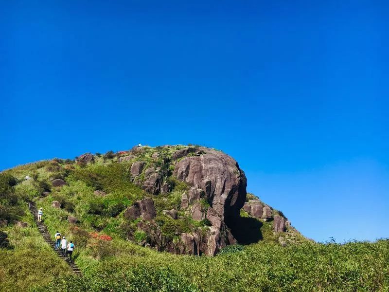 站到姑婆山山顶那一刻!这个小长假值了……