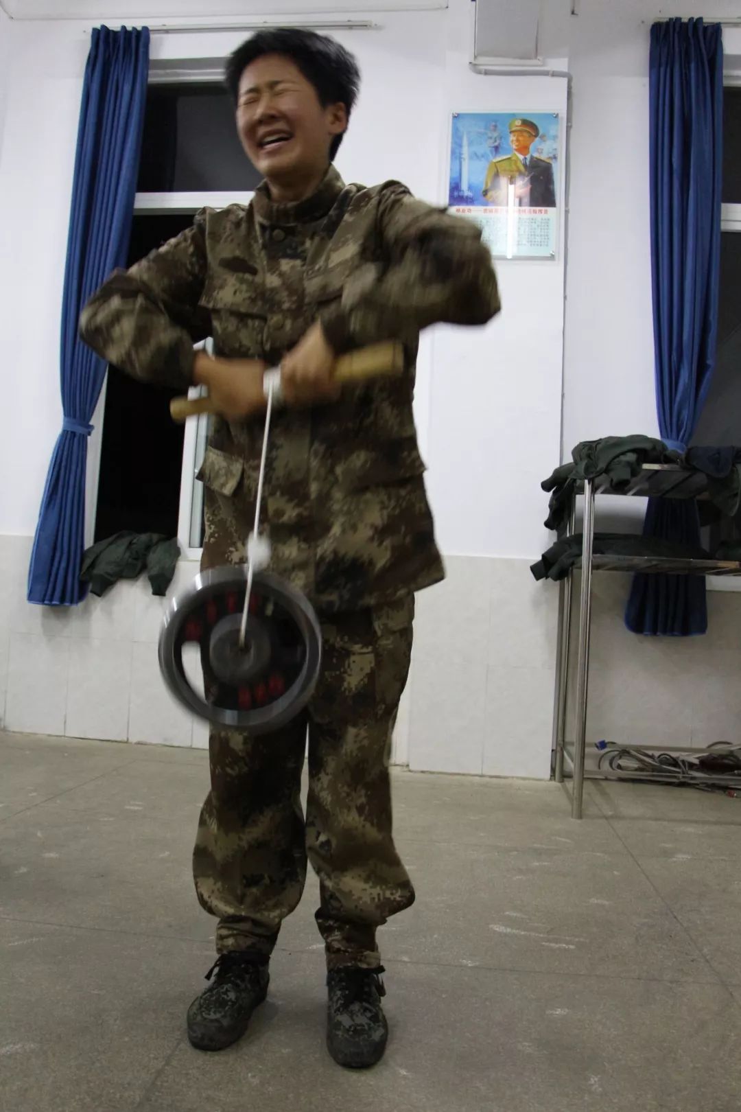 体能训练真痛细细的胳膊,纤长的大腿逐渐膨胀第一次摸到真枪好重实弹