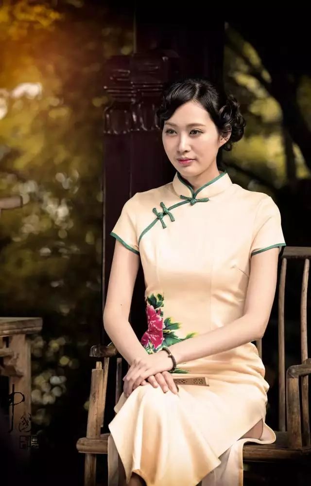 穿旗袍的坐姿很难这样坐更优雅