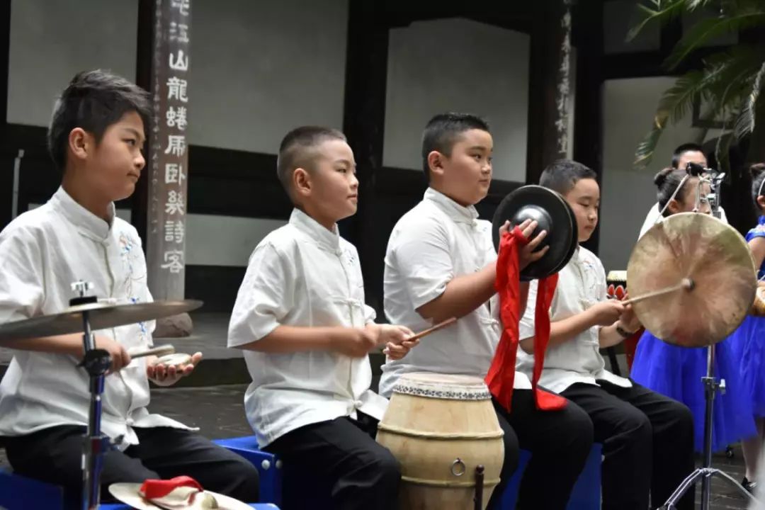 古筝,琵琶,中阮,二胡,竹笛,笙,川剧打击乐等乐器演奏川剧音乐,让传承