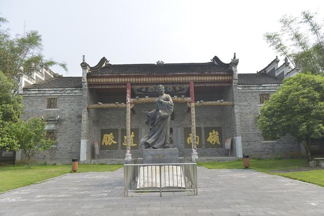 濂溪书院悬挂着内圣外王额匾形容的是爱莲说的作者