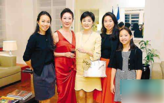 林青霞携两爱女出席活动,母女三人似姐妹花,艳压秦岚关之琳_邢嘉倩