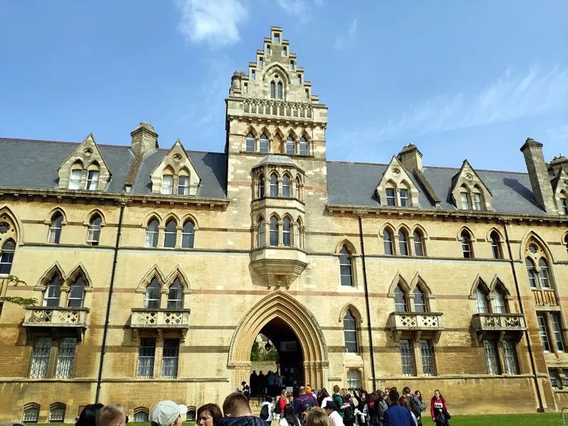 建校于1167年的牛津大学为英语世界中最古老的大学,由三十八个学院