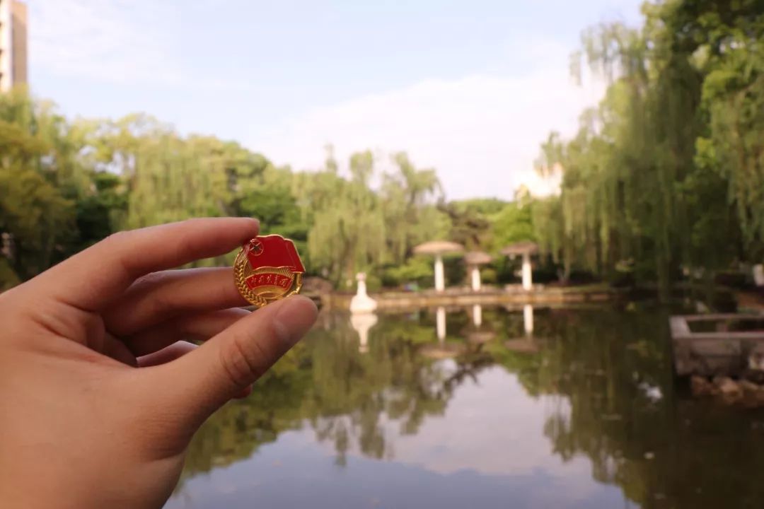 手拿团徽的照片风景图图片