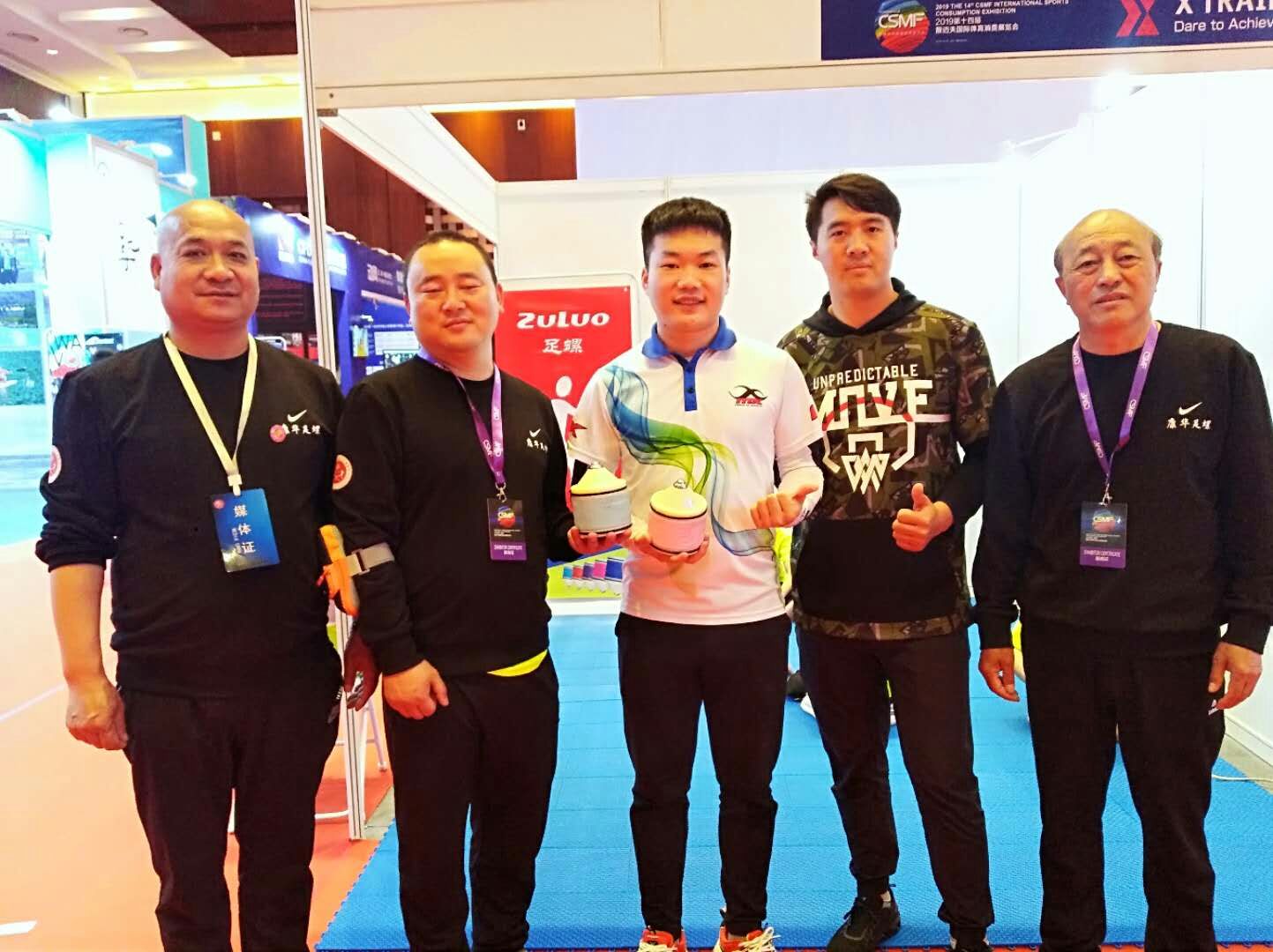 世界轮滑冠军廖杰与康华足螺团队合影在本次展览会的足螺展区,校园