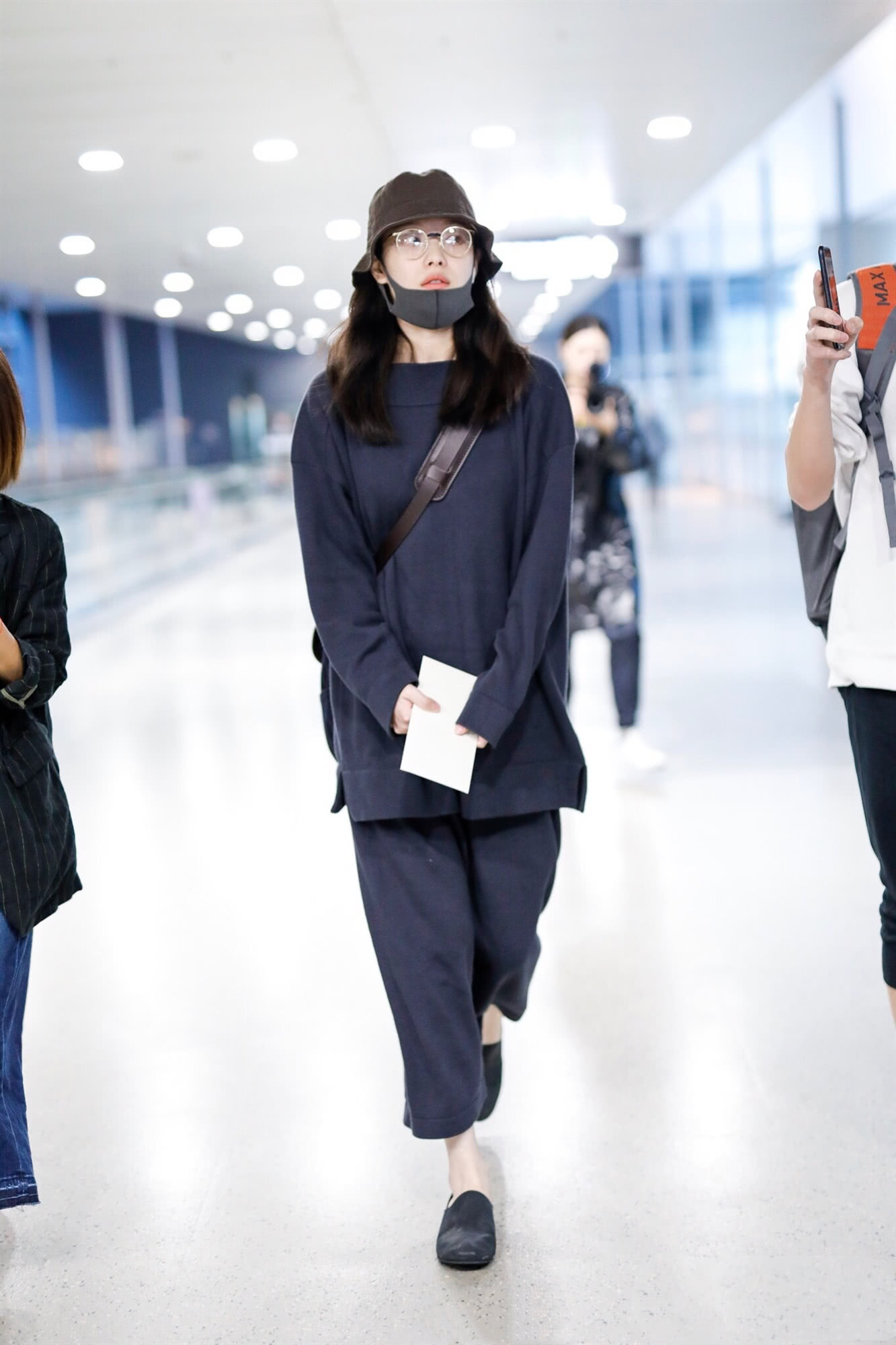 30岁倪妮纯素颜大方任拍,渔夫帽搭配圆框眼镜文艺范十足!