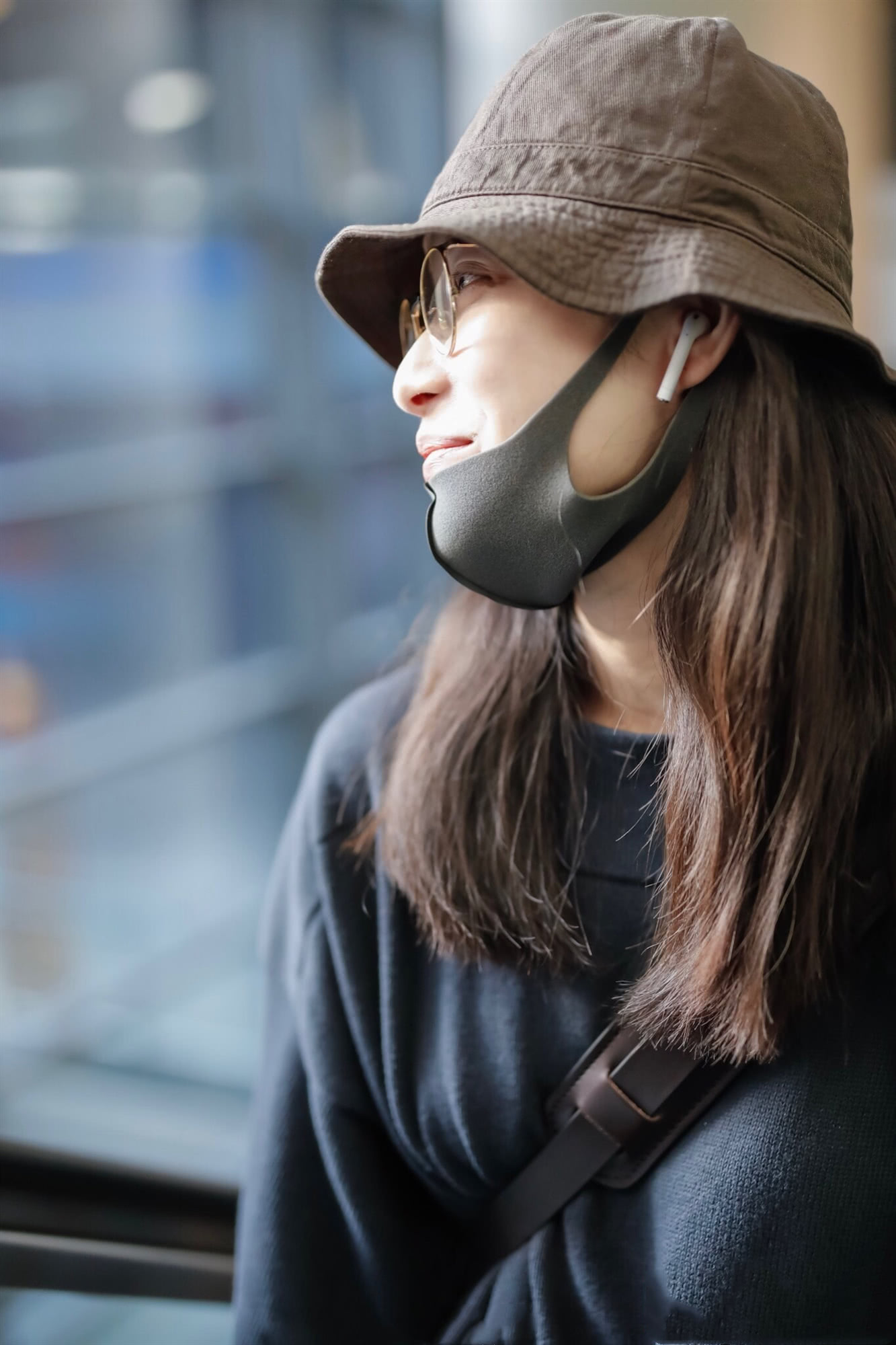 30岁倪妮纯素颜大方任拍,渔夫帽搭配圆框眼镜文艺范十足!