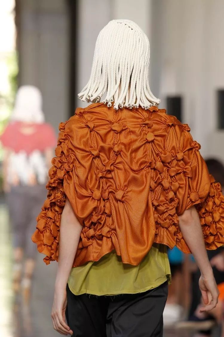 种手段最有趣的存在——绣缀今天我们来看一看创意立裁中也为服装设计