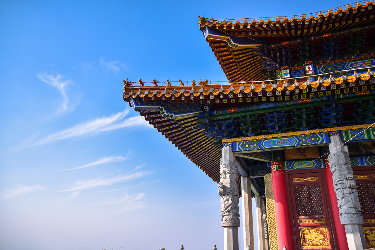 山上至今还保存着木兰花树,试箭石,龙尾石,穿箭崖,棋盘石,下马石,木兰