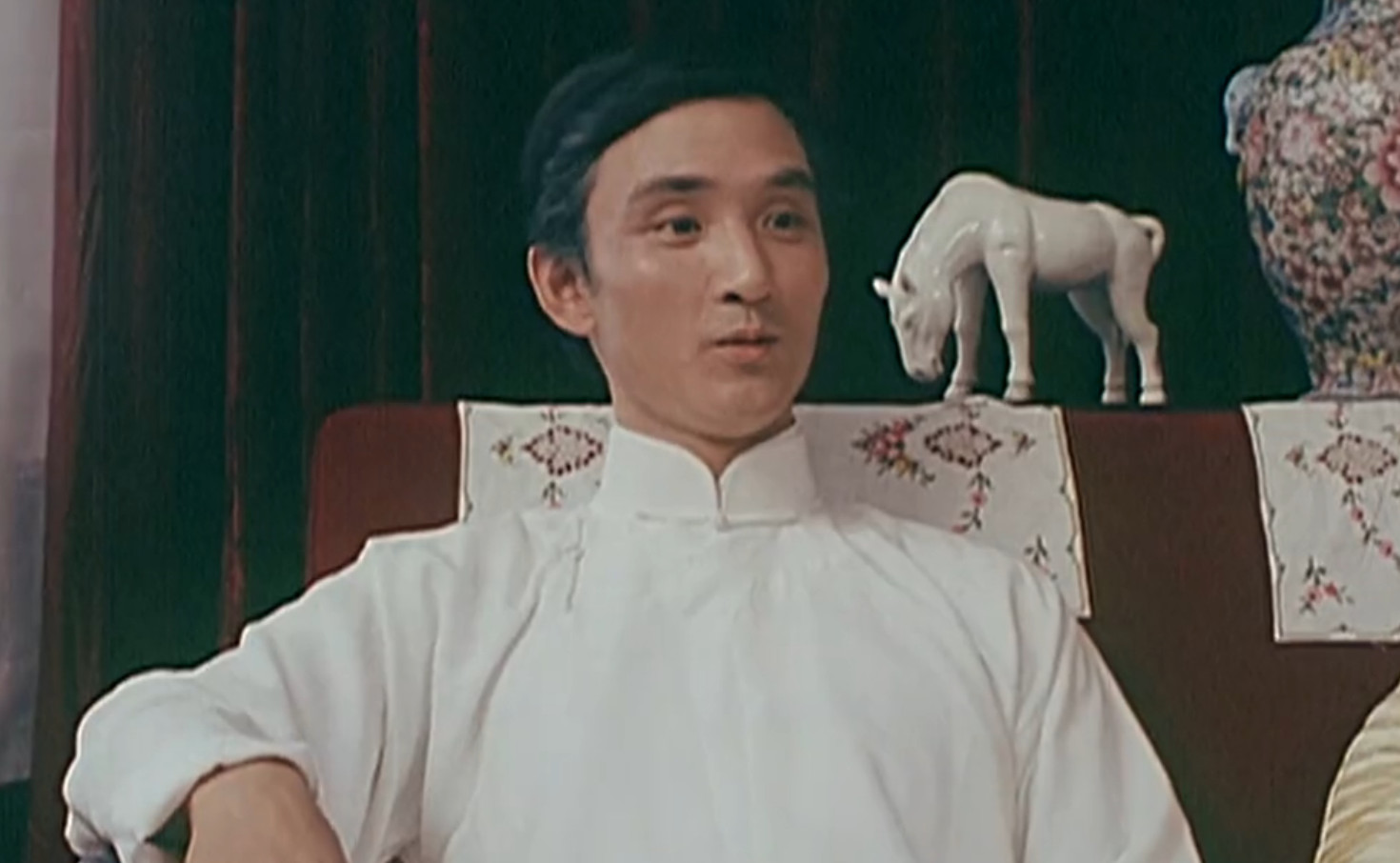 而张啸林则选择投靠日本人,成了国人千夫所指的大汉奸,与"76号魔窟"的