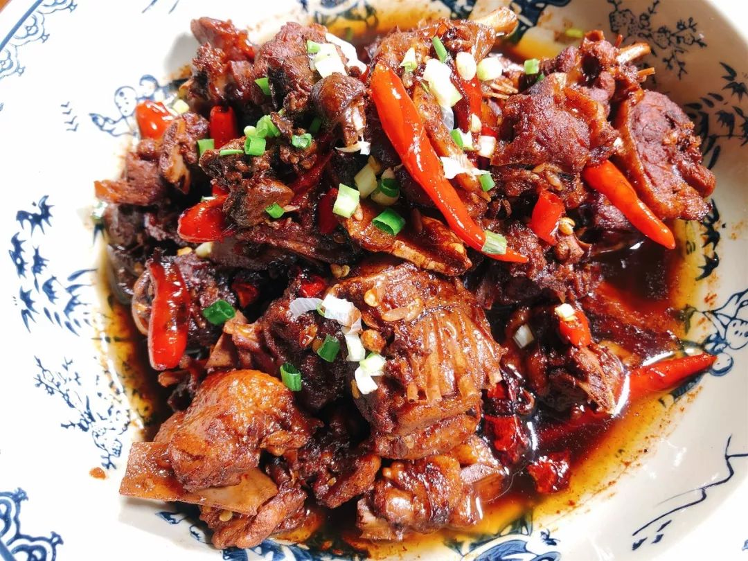 刚端上桌,顿时香气四溢,啤酒的酒香渗入鸭肉中,南昌人夏天喜欢吃这道