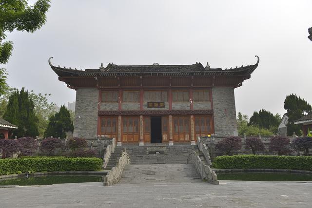 濂溪书院悬挂着内圣外王额匾形容的是爱莲说的作者