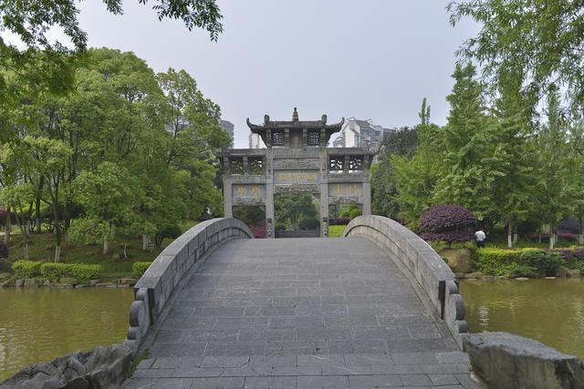 濂溪书院悬挂着内圣外王额匾形容的是爱莲说的作者