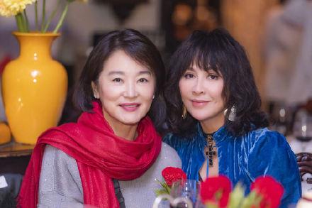64岁林青霞与53岁刘嘉玲合影 韵味优雅与成熟 魅力十足