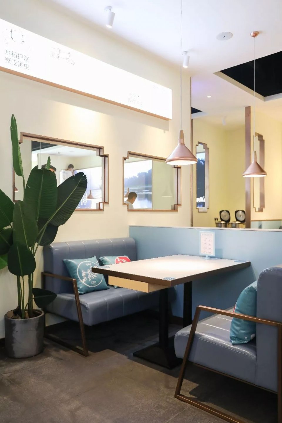 03 童话般的tiffany蓝环境 进门一股小清新的感觉,全店的tiffany蓝调