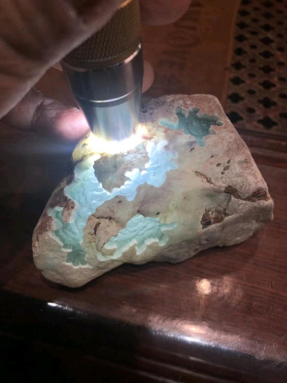 白皮木那的翡翠原石,竟然开窗冰种品质,玉质发黑