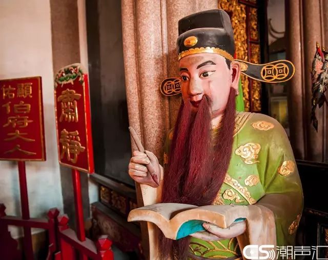 城隍爷,两侧有凶暴形骸的判官和手执邢仗镣铐的衙役,左侧塑有伯府夫人