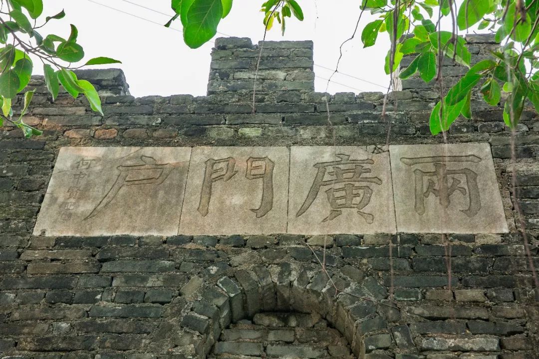 深圳惊现270城市观景台晚霞红透半边天市区里的绿野仙踪