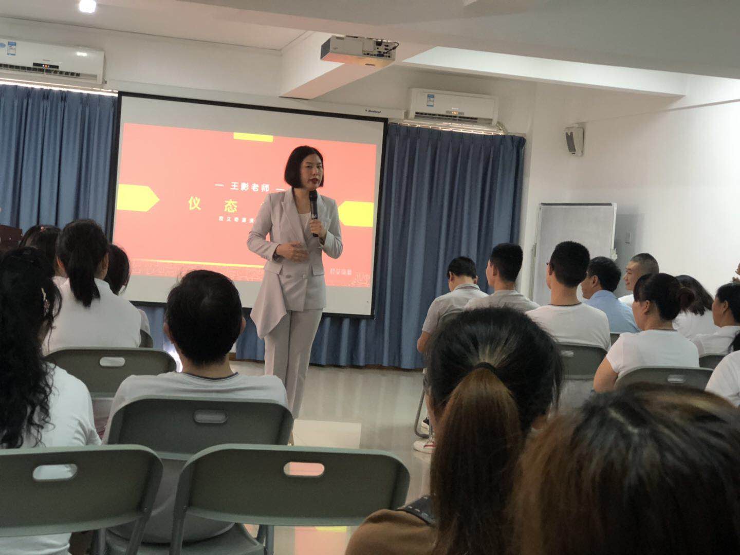 君艾奇源:王影,王月静老师助力何氏推拿系统落地