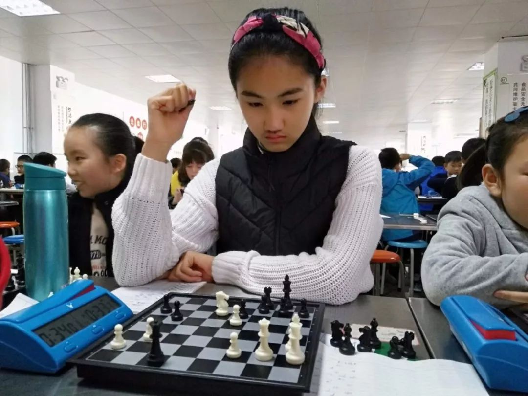 王雅淇,來自青島太平路小學,4歲半開始學棋,現已學棋八年.