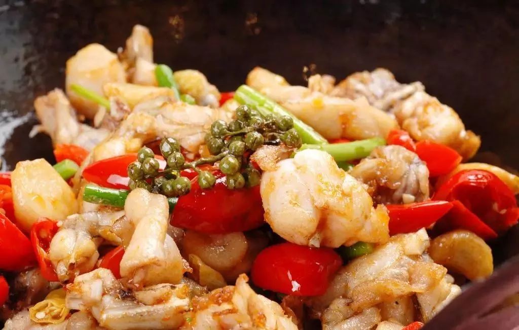 将牛蛙切块腌制入锅油炸后加秘制调料与配菜一同炒香后焖至牛蛙肉熟透