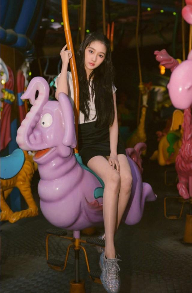 原创关晓彤高清图美成公主玩旋转木马大长腿能踩地视频却有些意外