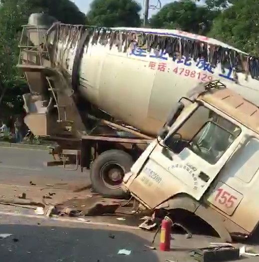 南宁枫林路一泥头车侧翻,压扁旁边小轿车,车内还有人._事故