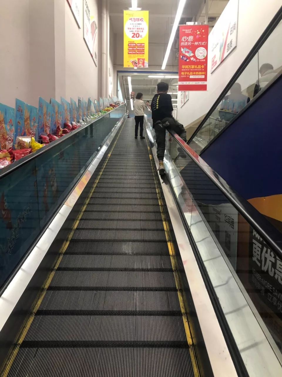 萧山某超市内一幕真为孩子捏把汗网友这是什么家长