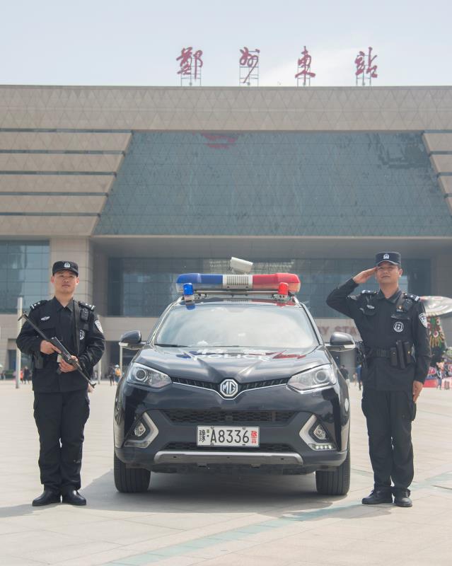 白天见警察,晚上见警灯!郑州特警用坚守向劳动者致敬