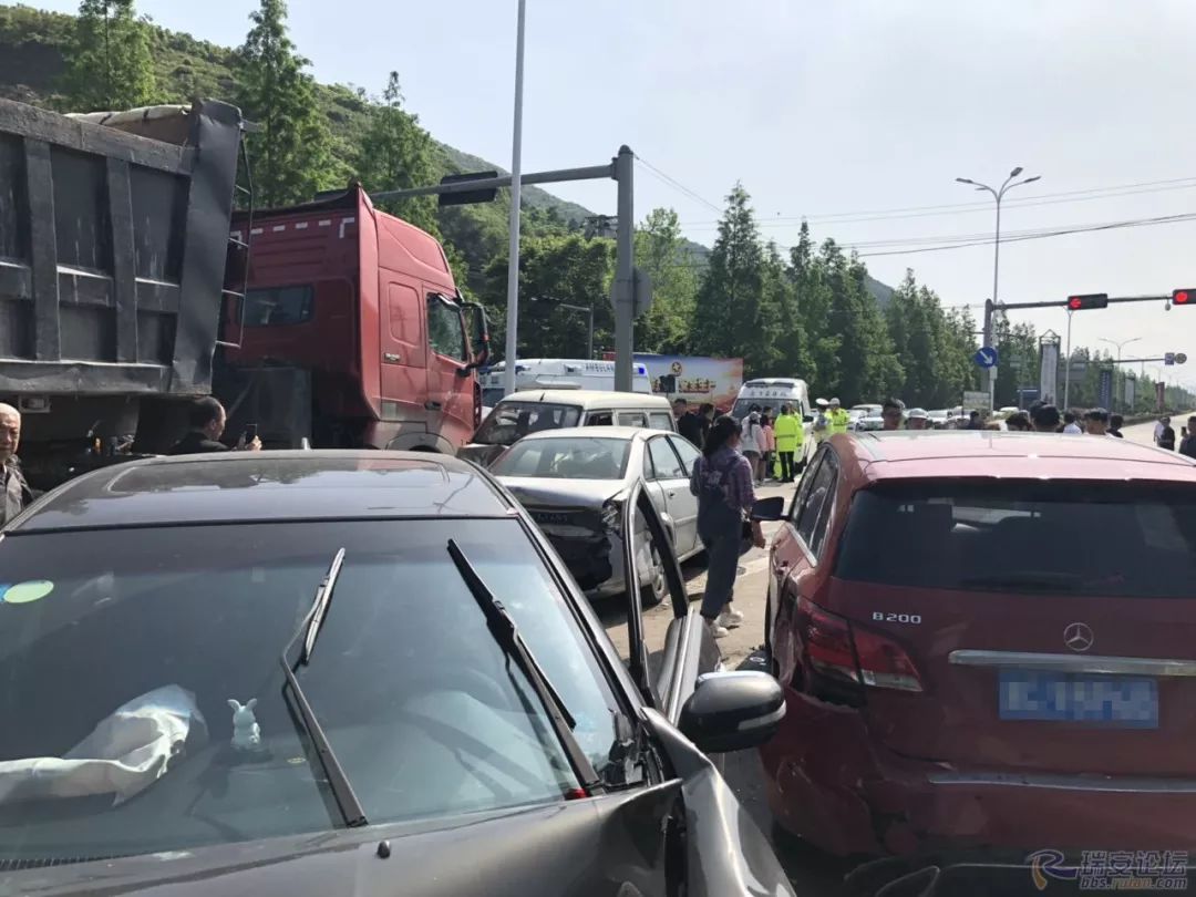 五一第1天,温州发生8车连撞.台州还有一起4车连撞