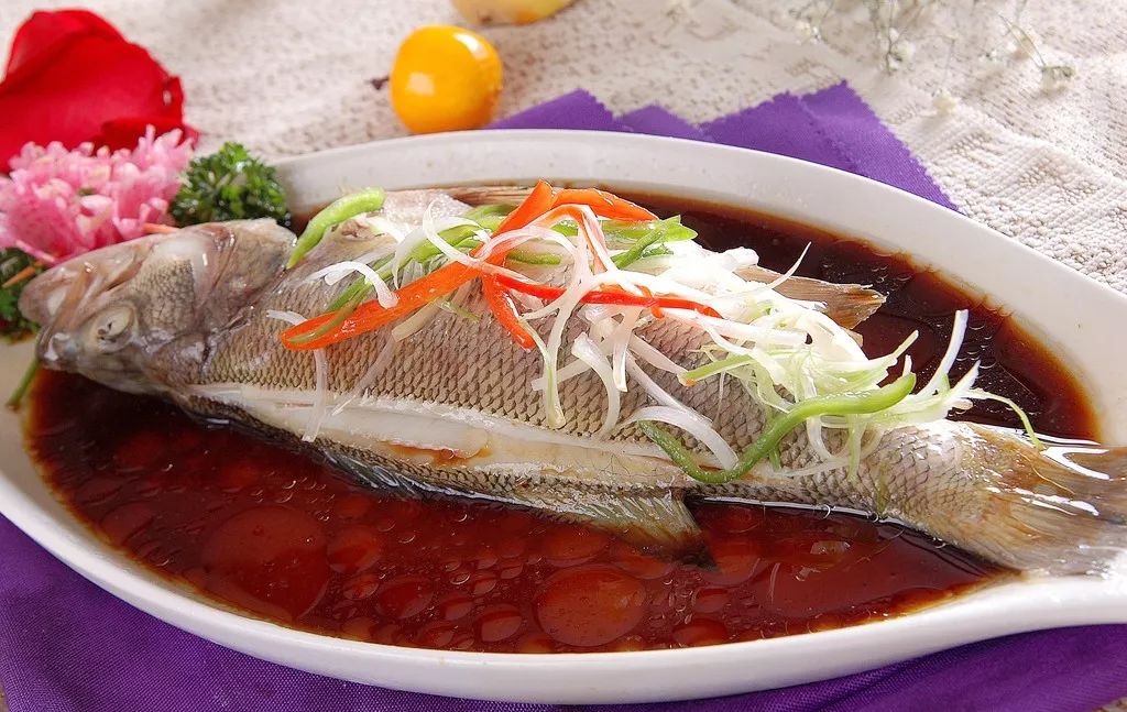 农家乐最不能缺的就是烧鸡芝麻烧鸡78元/只肉质韧滑胶感,荷叶飘香!