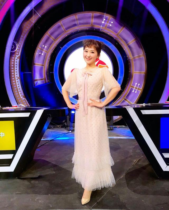 少儿节目主持人小鹿姐姐45岁了还长着一张娃娃脸她不老吗