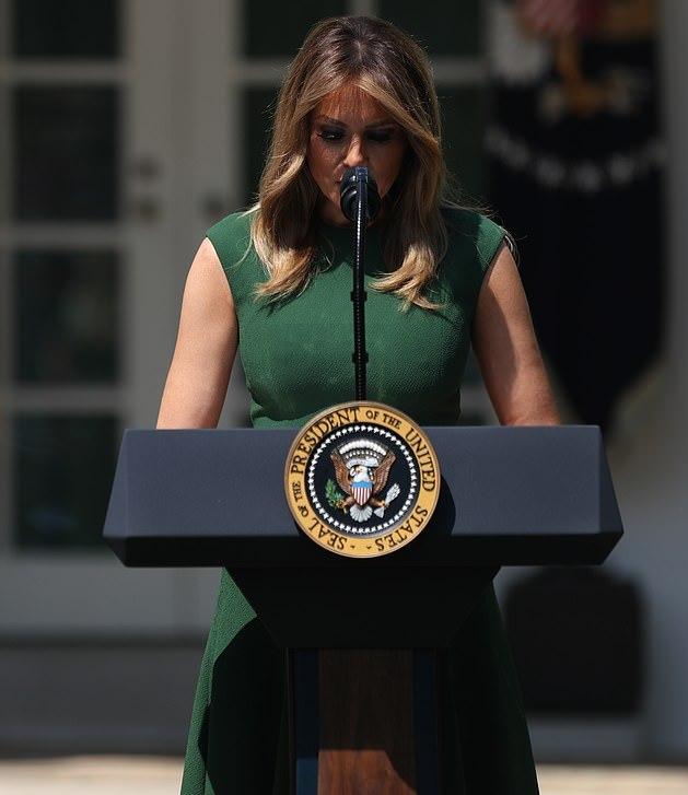 梅拉尼娅也胖10斤1万3森林绿裙配花卉高跟鞋小细腰没了