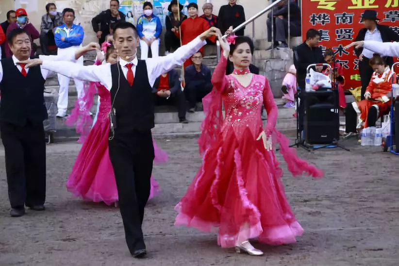 多彩,演出在炫丽晚霞广场舞队的《欢聚一堂》舞蹈中拉开帷幕,男女对唱