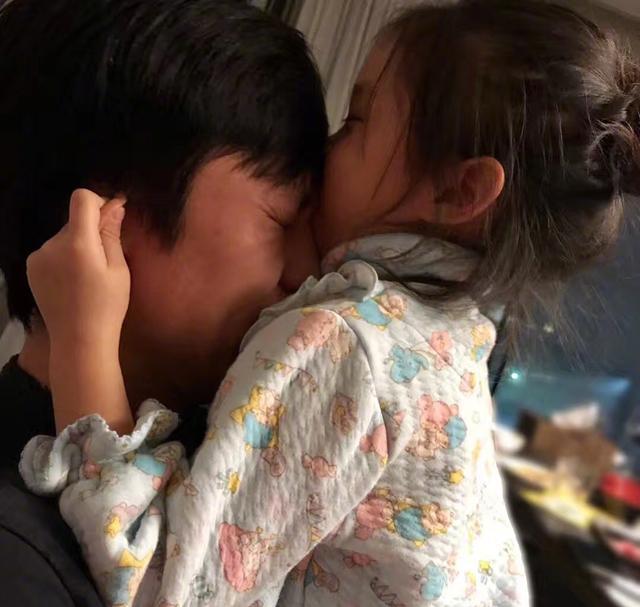 邓超孙俪为女儿庆生,再次把她亲到脸变形,小花华诞愿望是打爸爸
