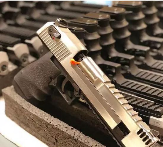 为了追求比0.357马格南更大的威力,因此在1987年推出0.