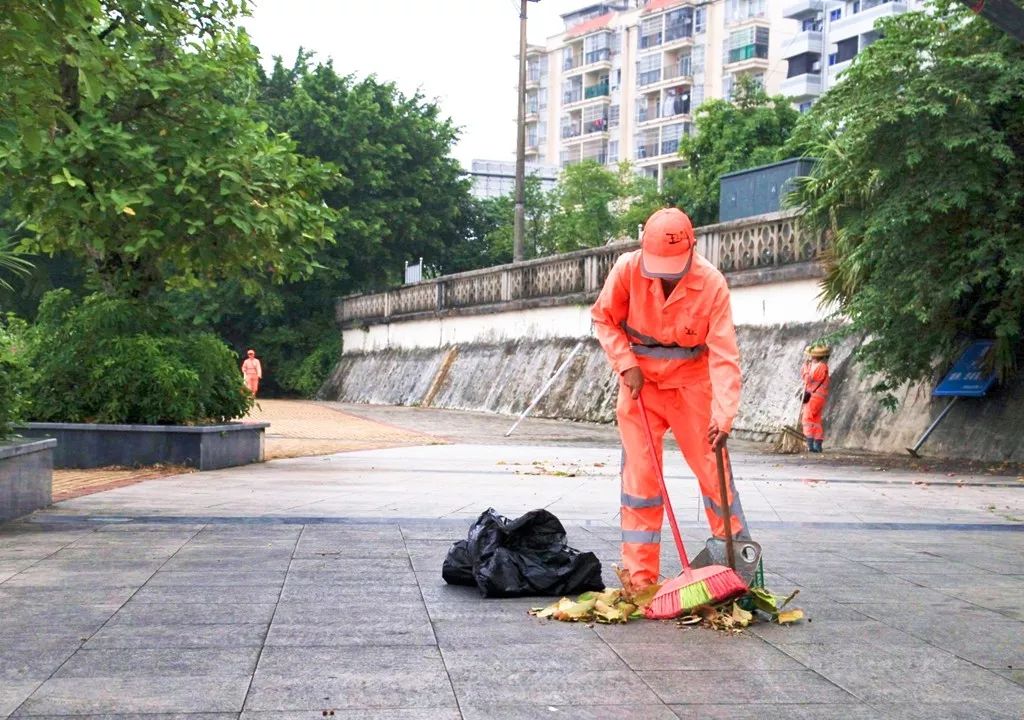 劳动者赞歌向五一假期奋战琼海大街小巷的环卫工人致敬