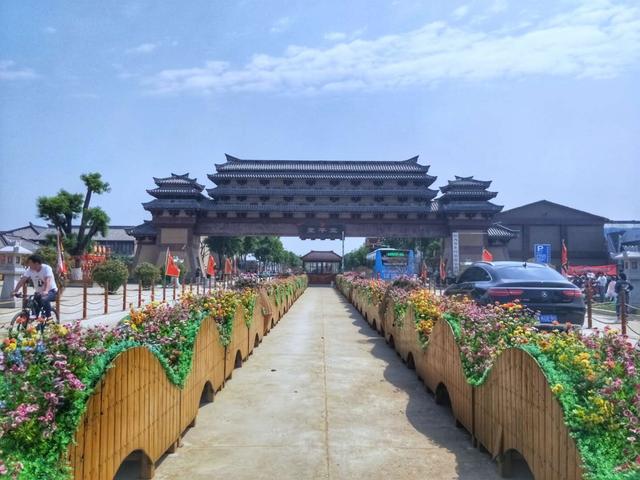 快来西安宣平里景区看《昭君出塞》,与小姐姐一起玩踢毽子游戏