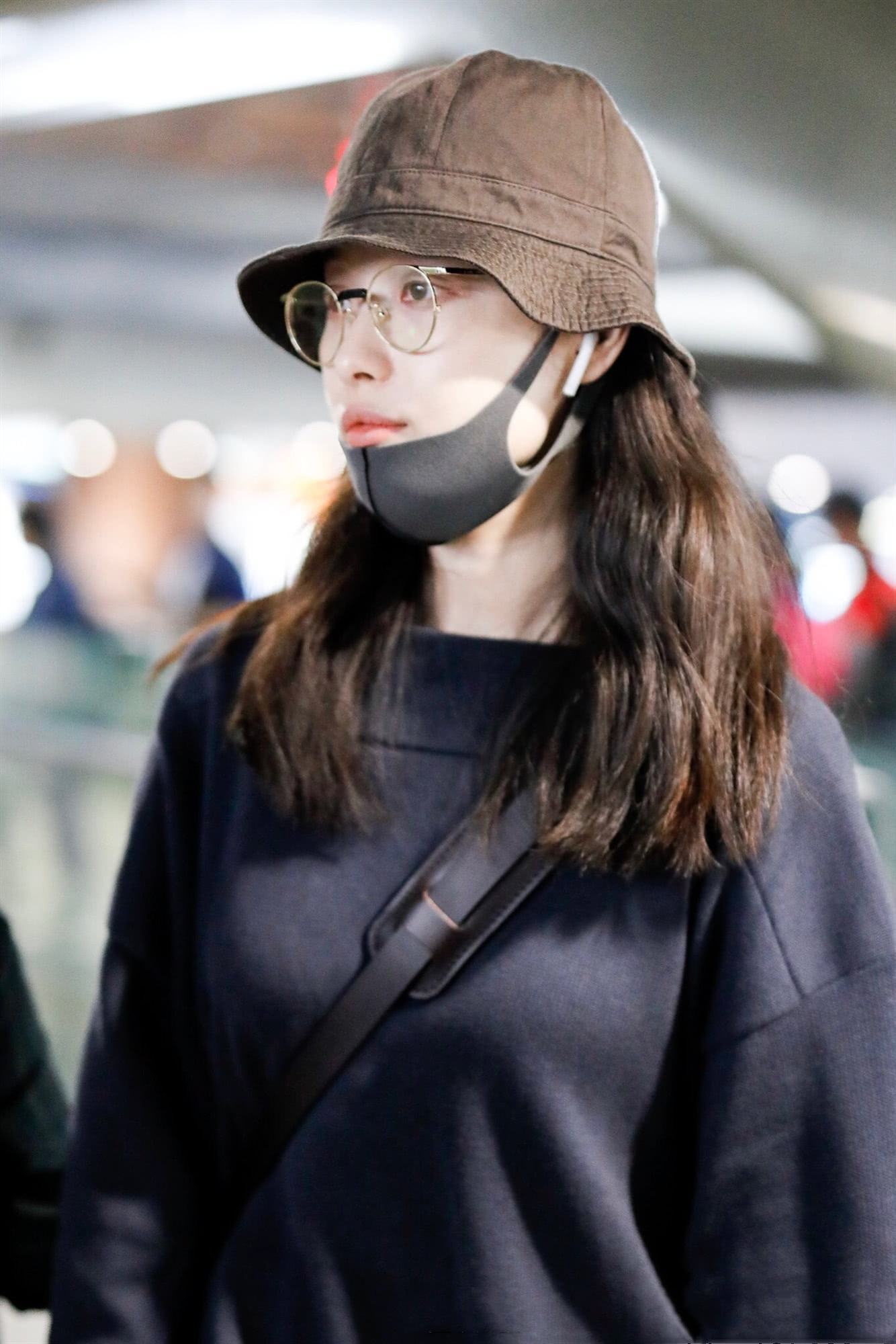 30岁倪妮纯素颜大方任拍,渔夫帽搭配圆框眼镜文艺范十足!