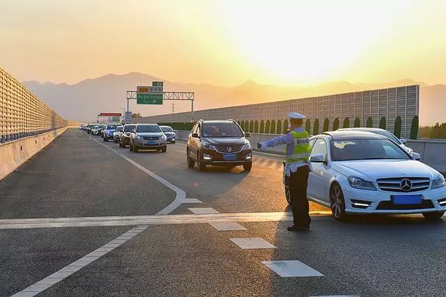 "五一"假期北京交管部门多措并举确保"世园会"专用道安全有序_行车