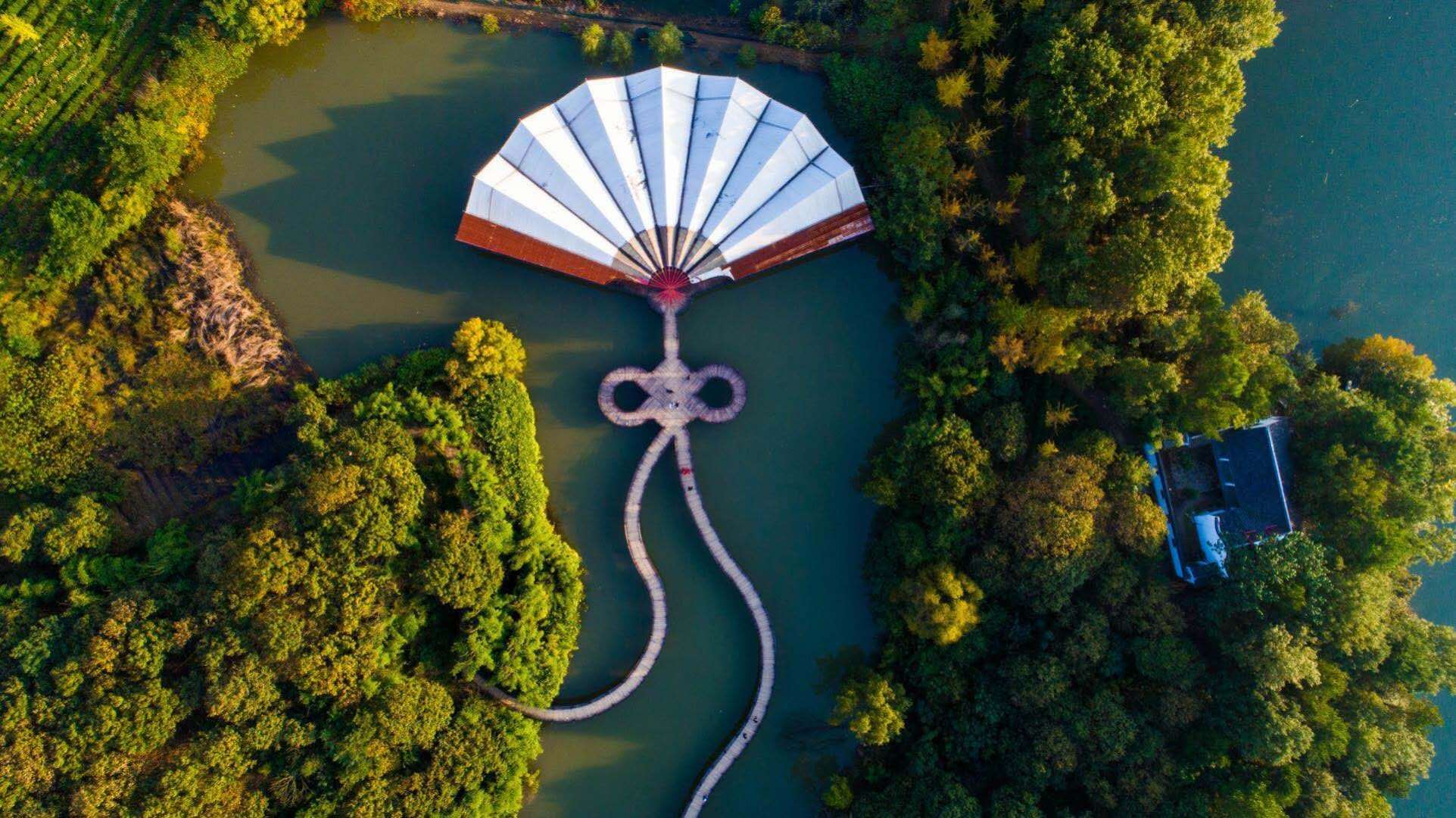 人从众五一假期信阳南湾湖景区人气火爆一票难求客流量屡破新高