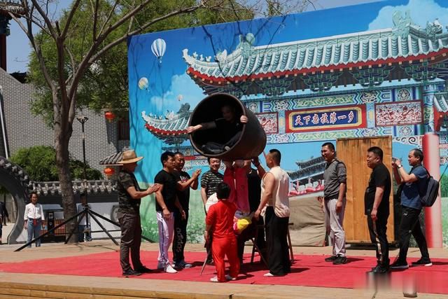 天下第一快手王宝和的个人简介我就不做赘述了,他的演出一天只有上午