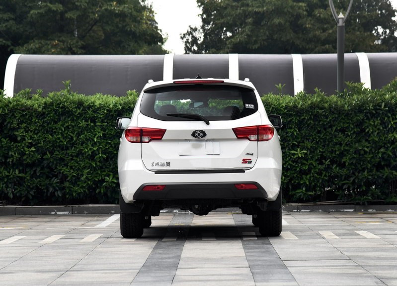 虽然说东风御风s16各方面的产品竞争力并不出众,但是其售价却十分的"