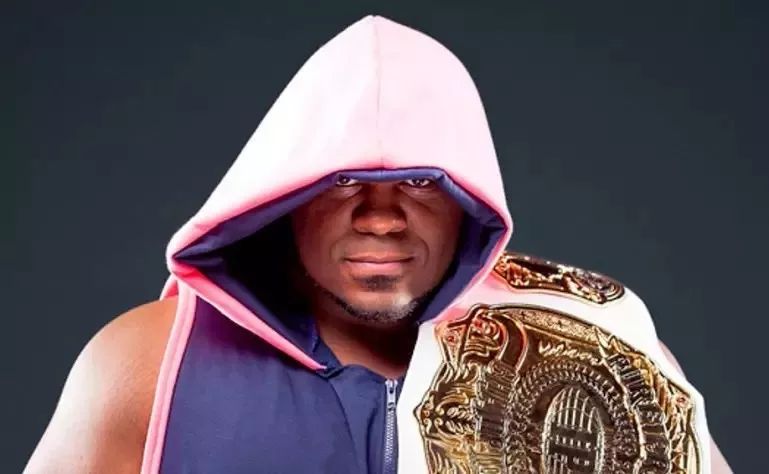 不要被他笨重的外表所迷惑,虽然是重量级选手,但基斯·李还是可以轻易