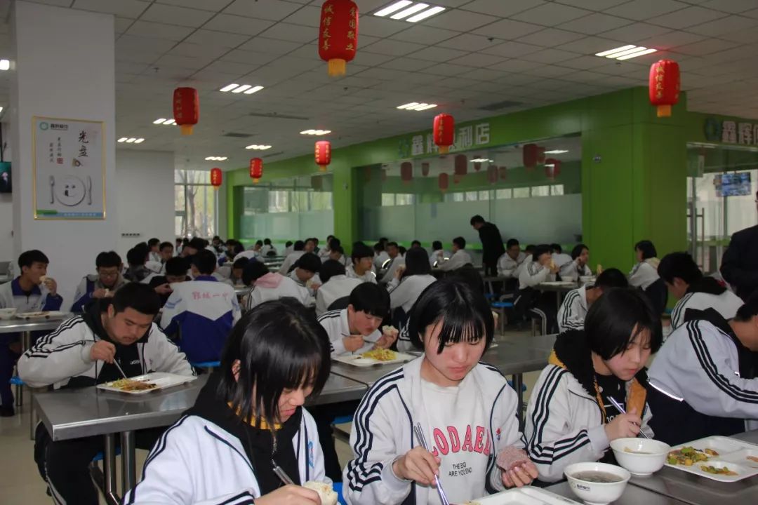 保障校园食品安全|郓城一中落实陪餐制度,守护学生食品安全
