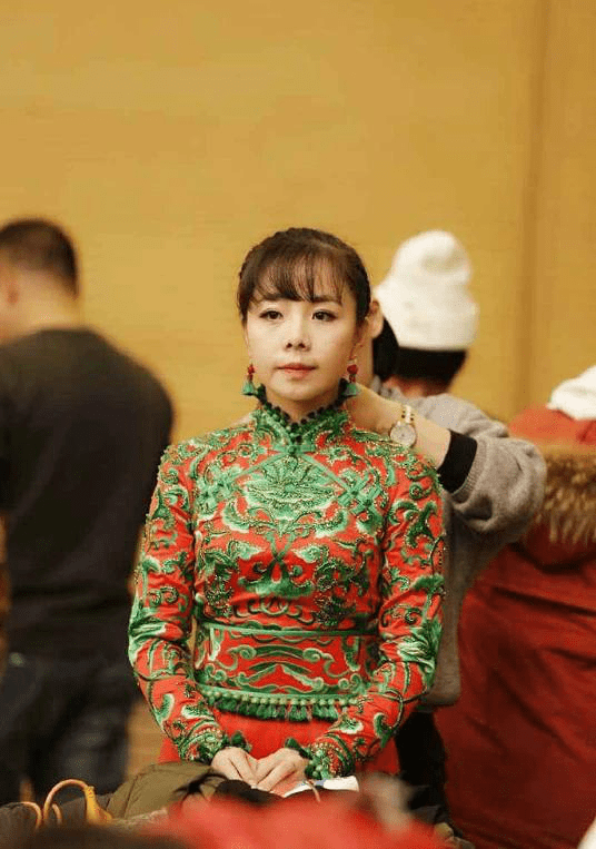 歌手王二妮晒运动视频33岁的她身体柔软程度令人吃惊